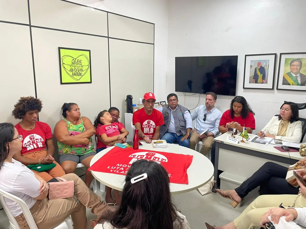 MLB e famílias em reunião com secretarias e Caixa Econômica