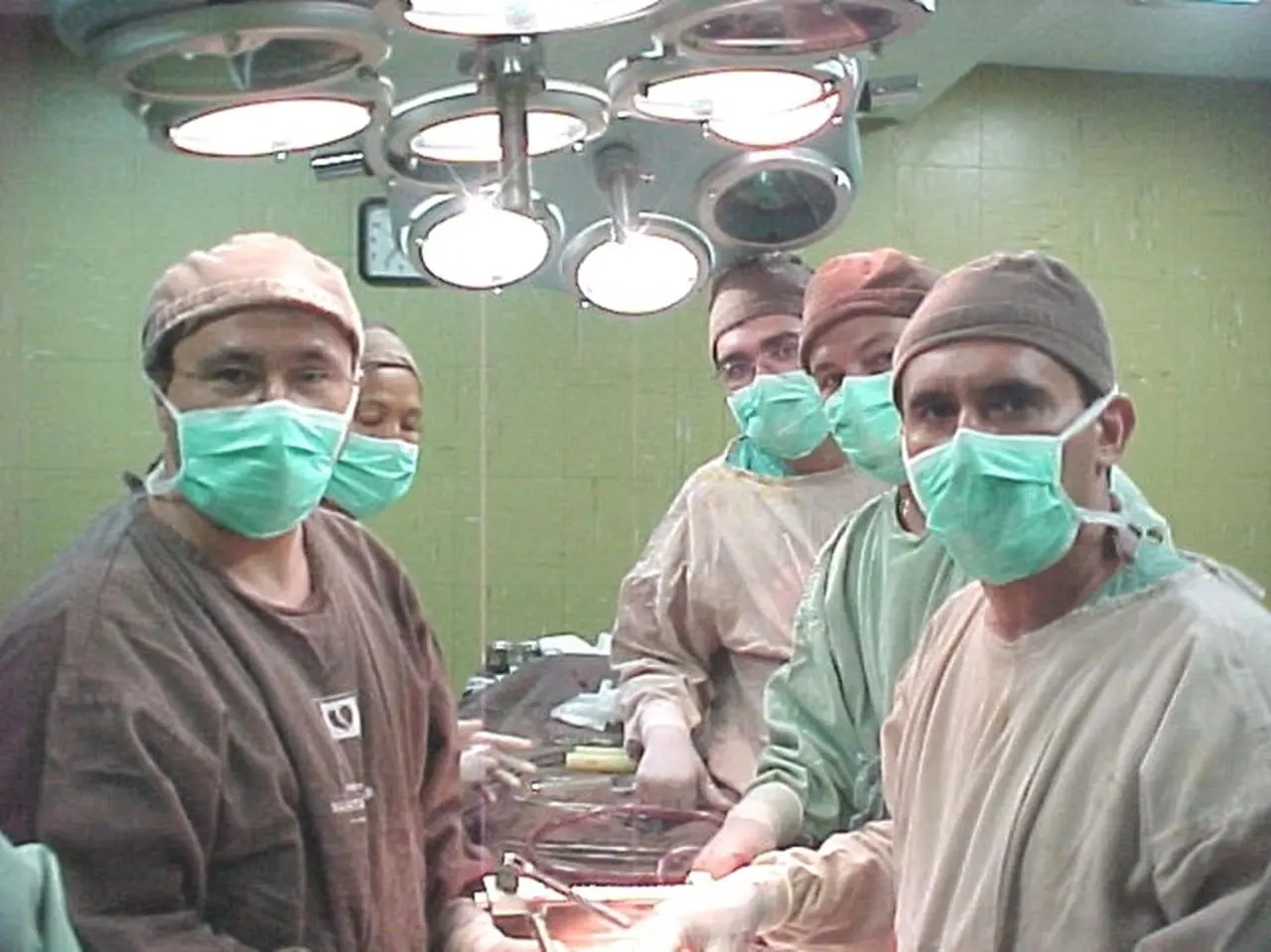 Cirurgiões realizando o transplante à meia noite do dia 10 de setembro de 2001