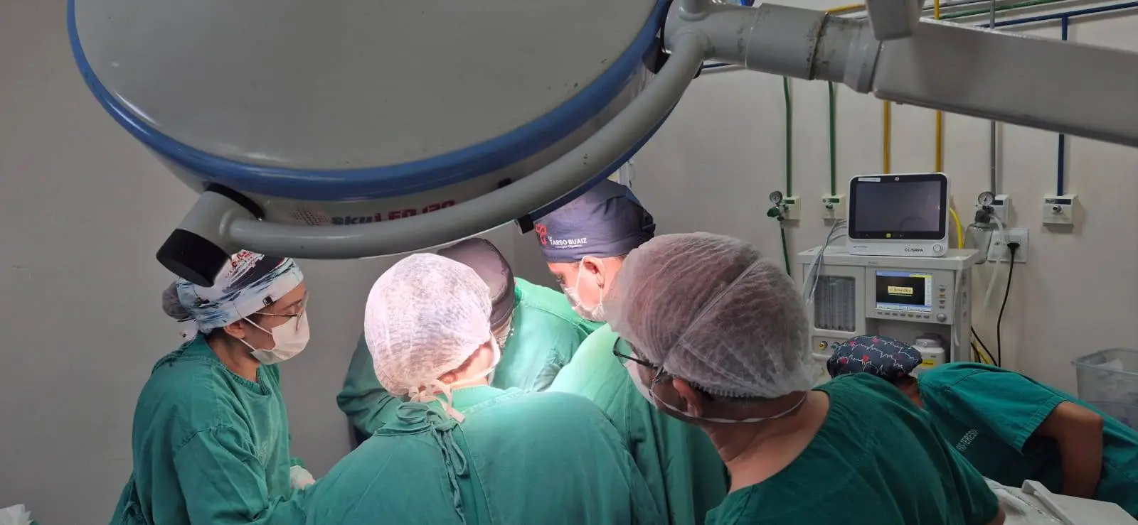 Médicos realizando cirurgia no Hospital de Urgência de Teresina (HUT)