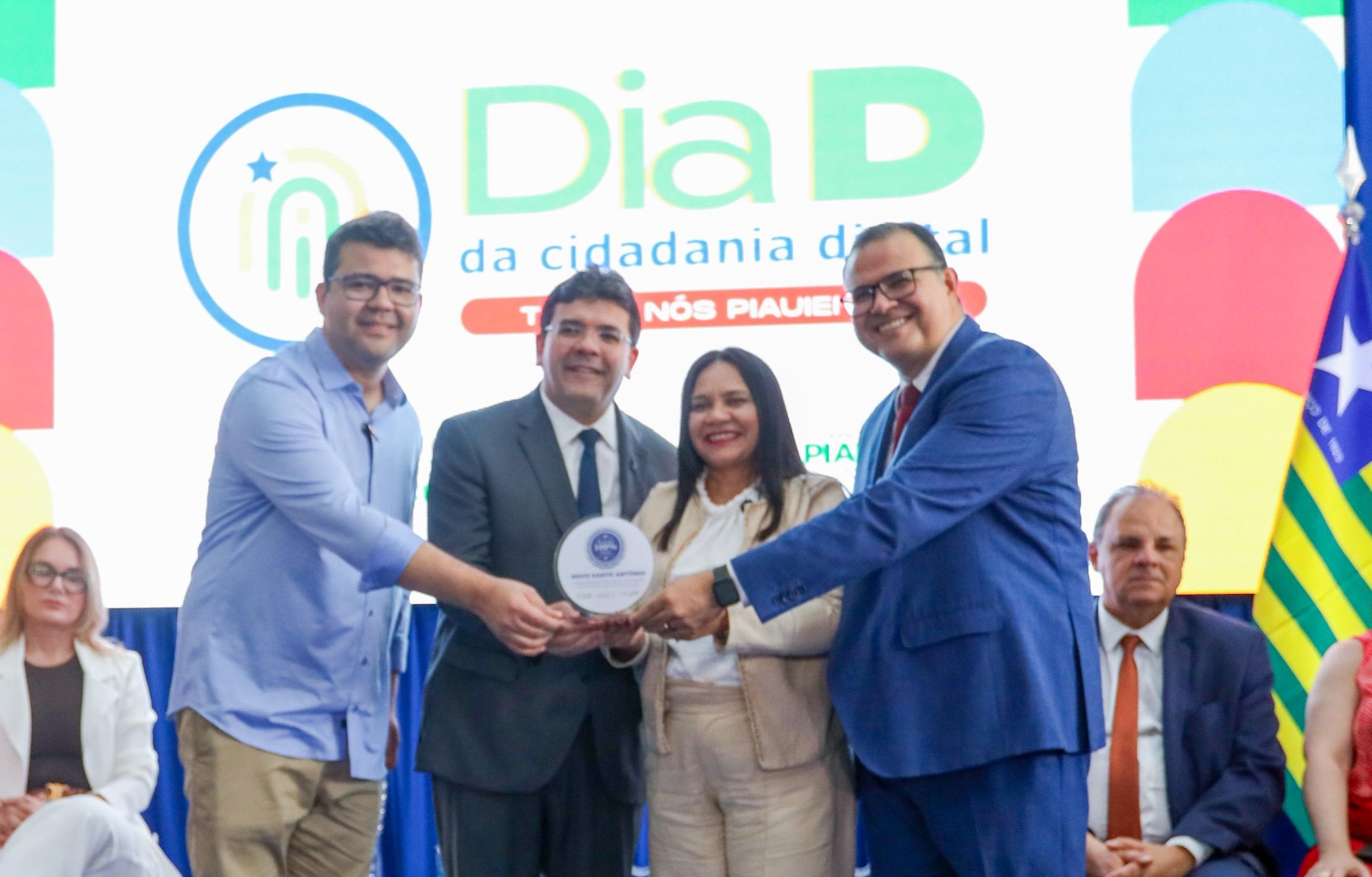 Prefeita de Santo Antônio do Piauí, Elisa Paz, recebe Selo “Município 100% Digital