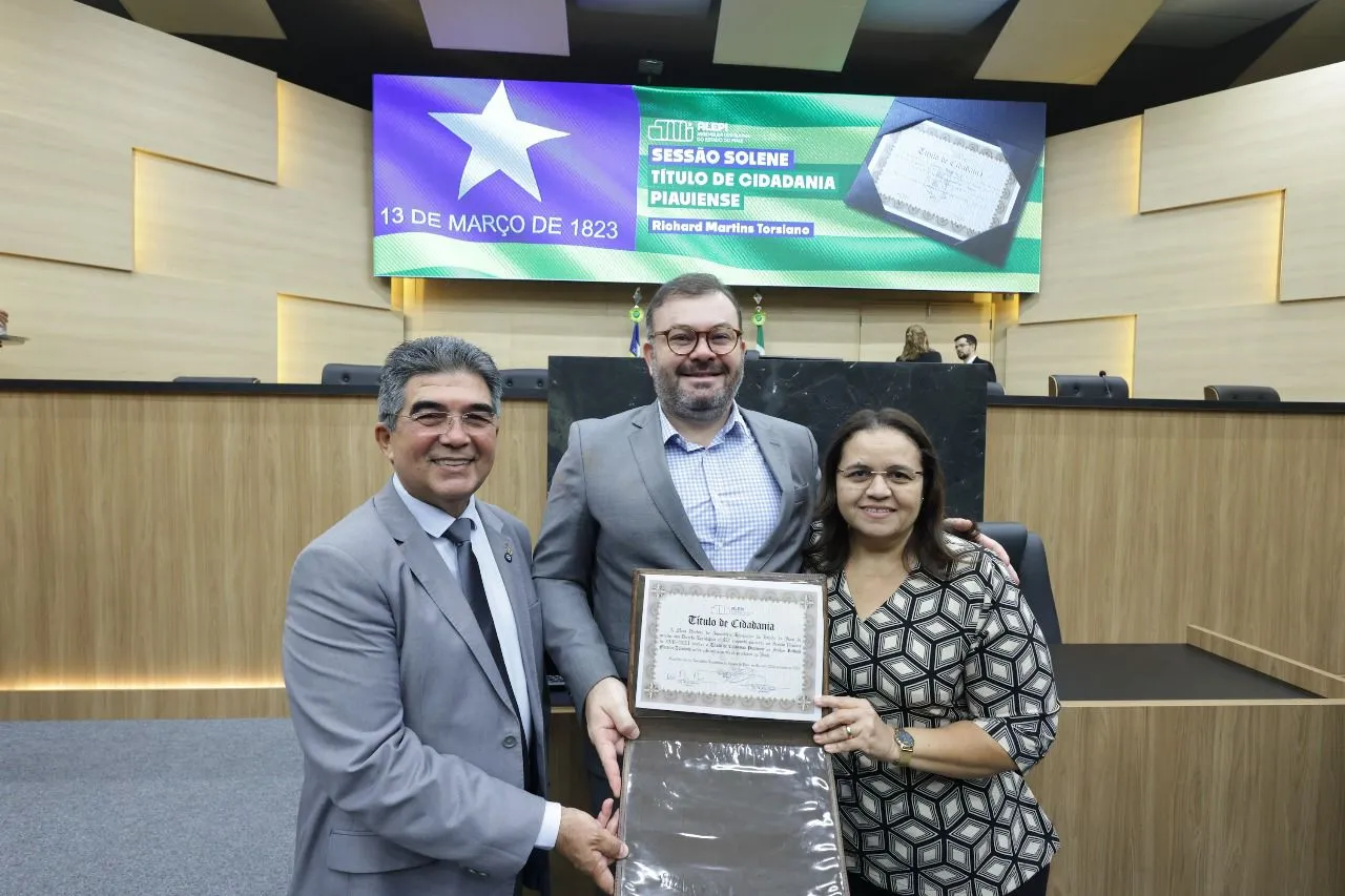 Richard Martins Torsiano e o deputado Francisco Limma durante solenidade na Alepi