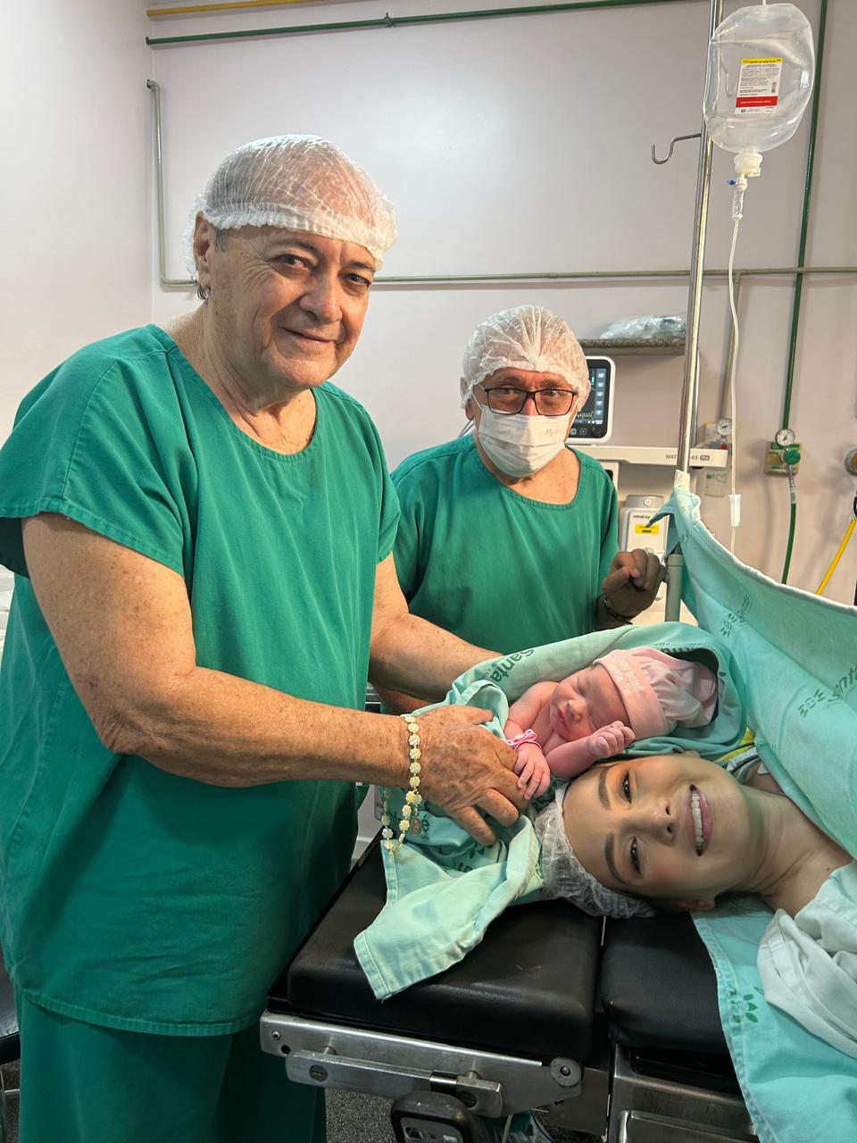 Cristina com a filha Maria Cristina e o prefeito Silvio Mendes na sala de parto