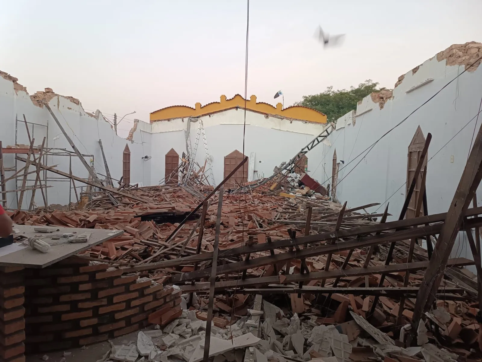 Teto da igreja após desabamento