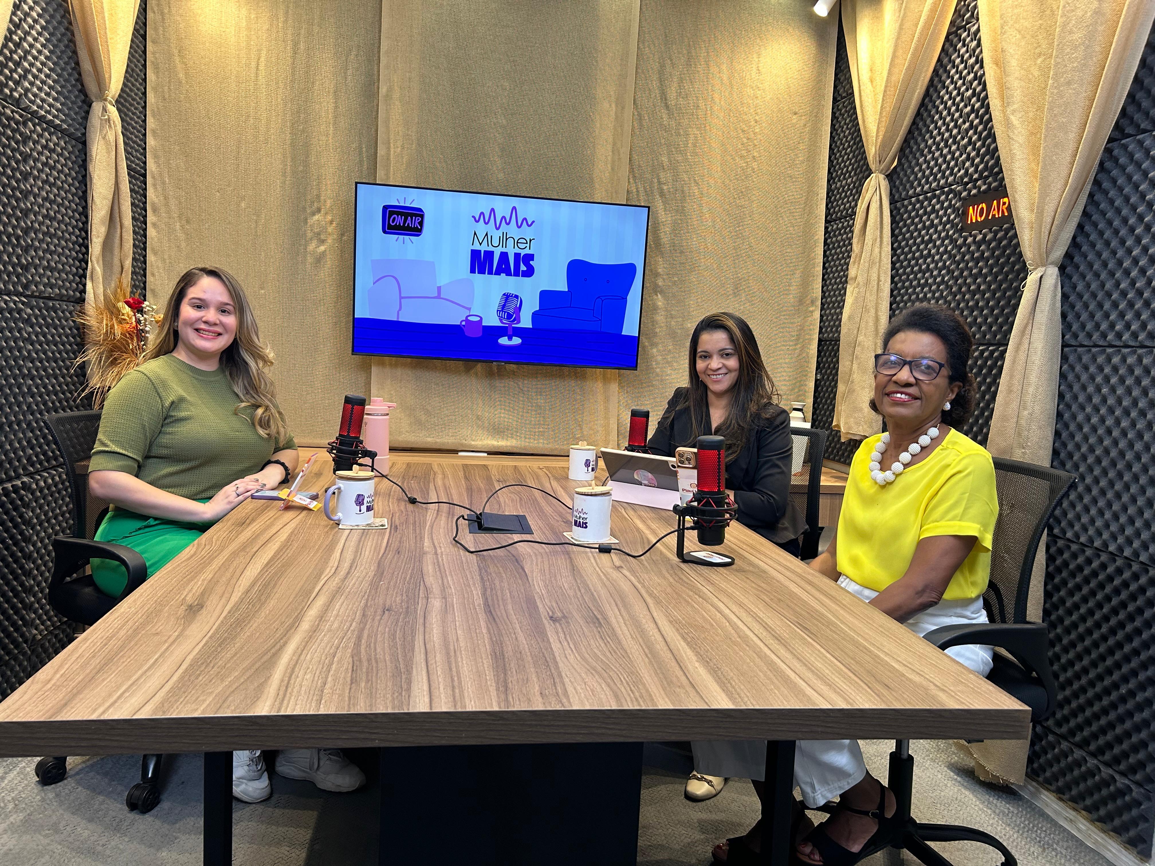 Ana Cecília, Michelle Sâmia e Rosário Bezerra no podcast Mulher Mais