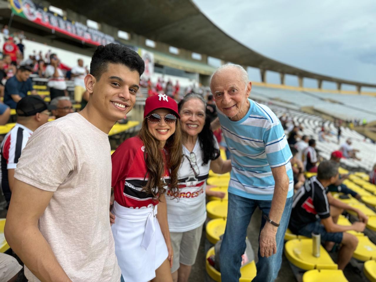 O casal Delson e Sheila Castelo Branco com os autores do livro, Samantha Castelo Branco e Marcos Beleense