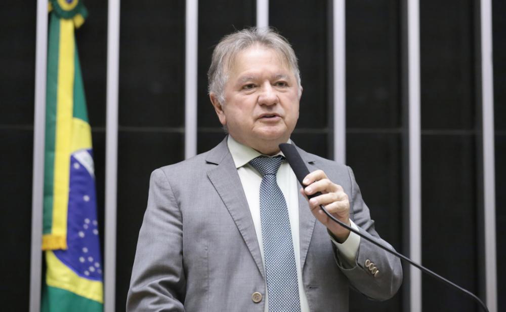 Deputado federal Merlong Solano votou a favor da MP 1303
