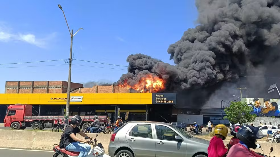 Fumaça preta toma conta do céu após incêndio atingir revendedora de pneus na Zona Sul de Teresina