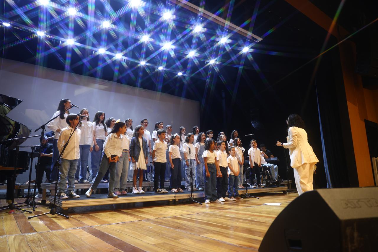 Coro cênico Escola de Música Larmonia