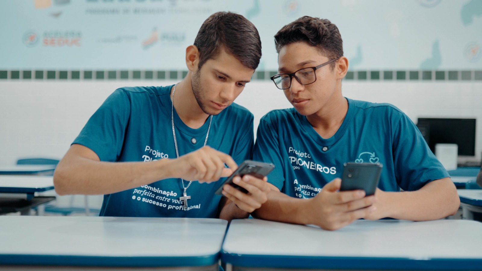 Estudantes João Daniel Leão Carvalho Sena e Samuel Filipe de Jesus Silva, do Ceti Professor Raldir Cavalcante Bastos