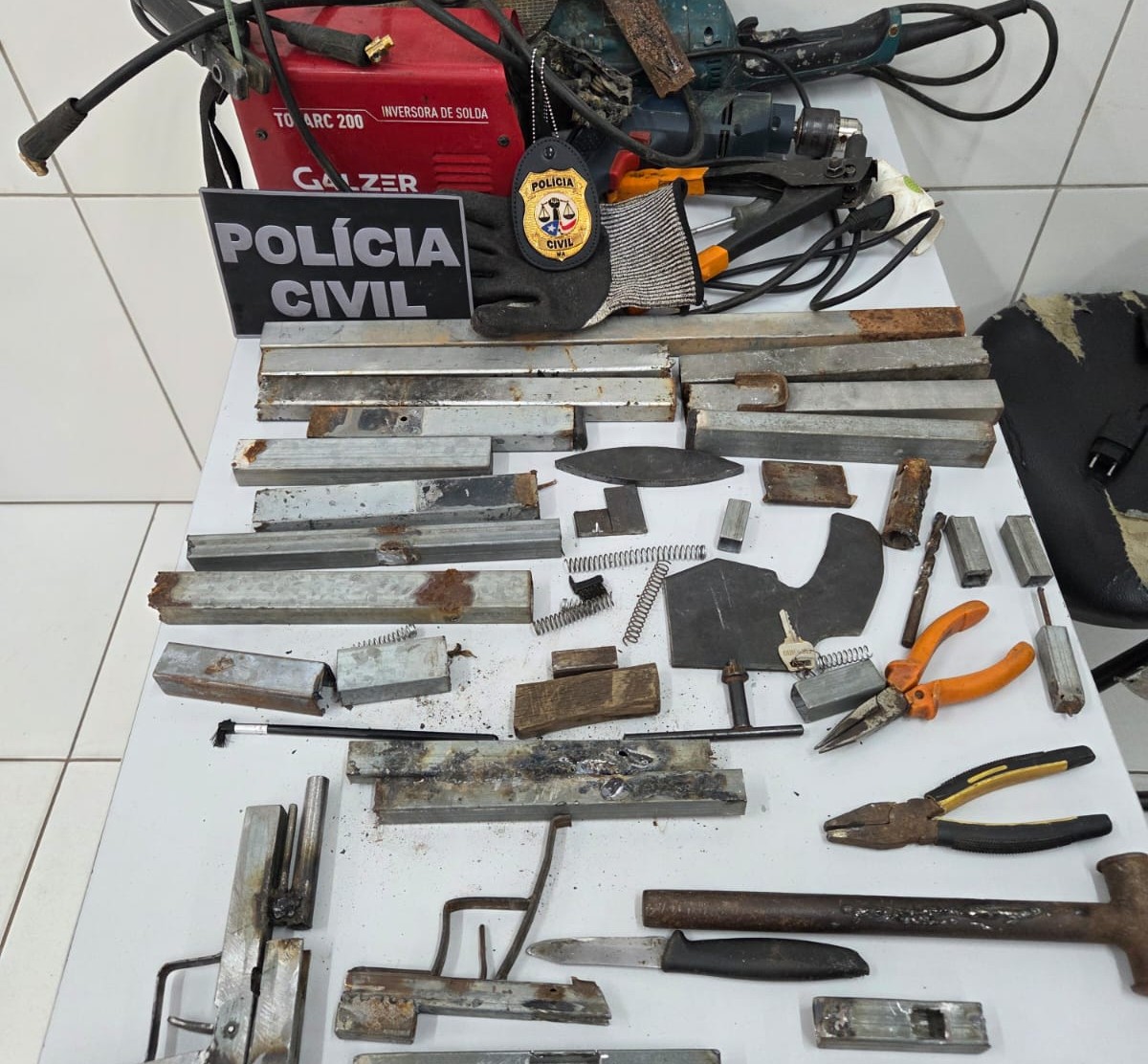 No local foram encontrados diversos componentes suficientes para montar cerca de 30 armas do tipo calça-bala