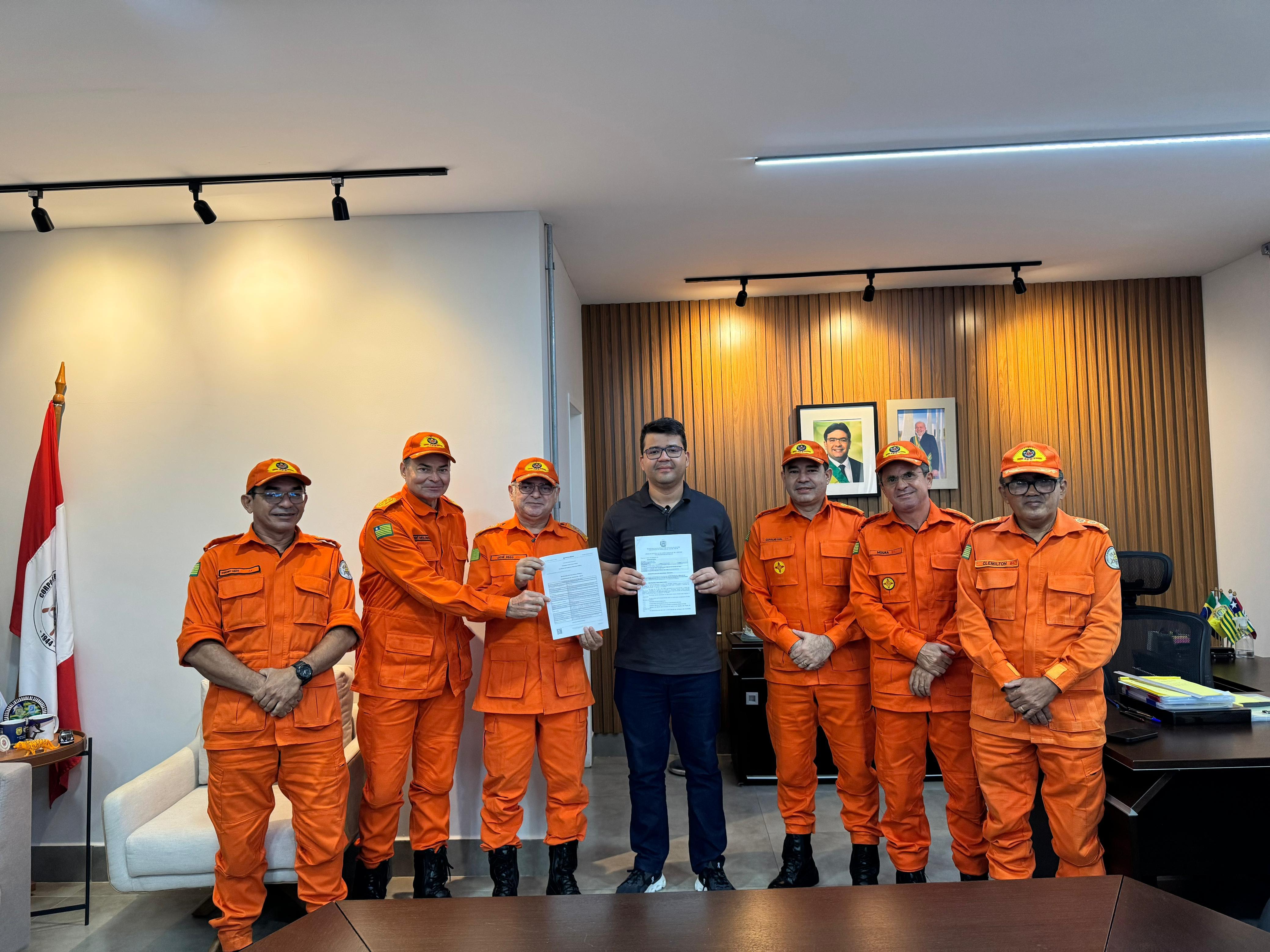 Chico Lucas assina ordem de serviço para construção de sede do Corpo de Bombeiros em Bom Jesus