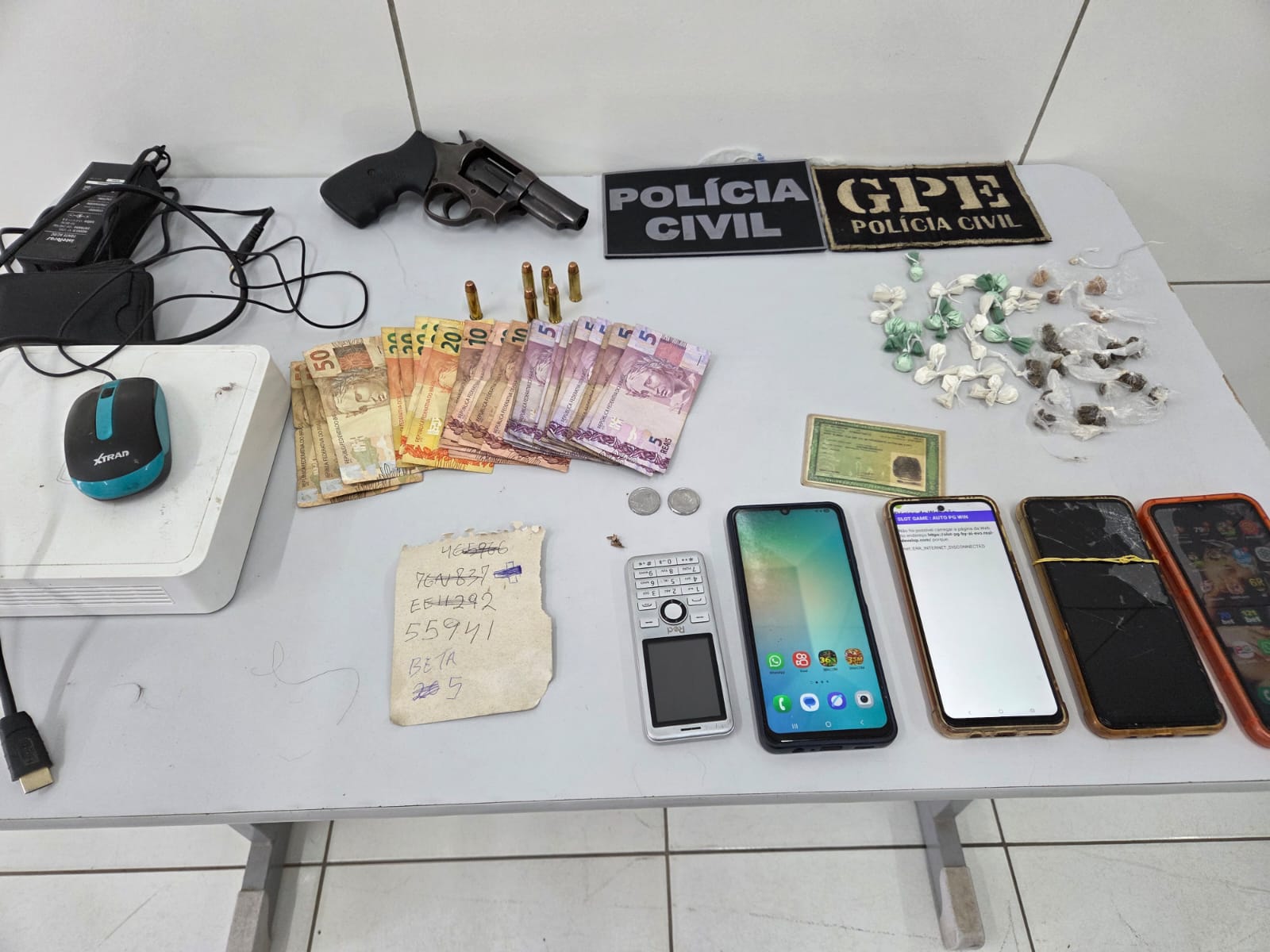 Celulares, drogas, dinheiro e armas são apreendidos durante prisões por tráfico em Timon