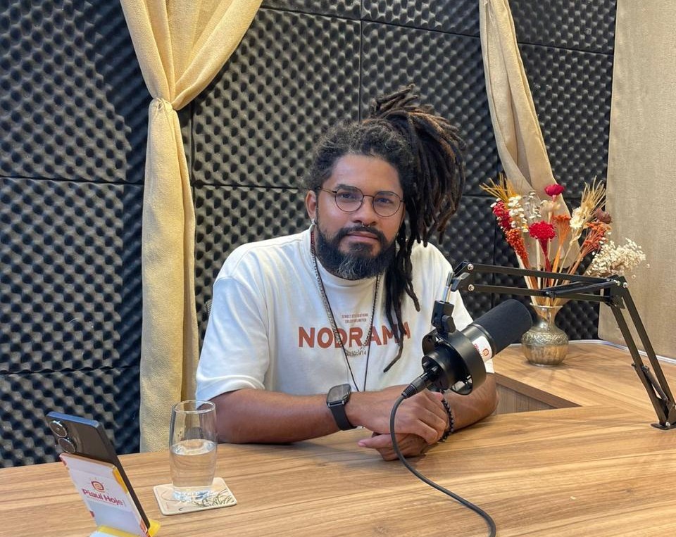 O afroempreendedor Kelson Fontenele, proprietário do Estúdio Fios Afro, diz que manter-se negro requer coragem