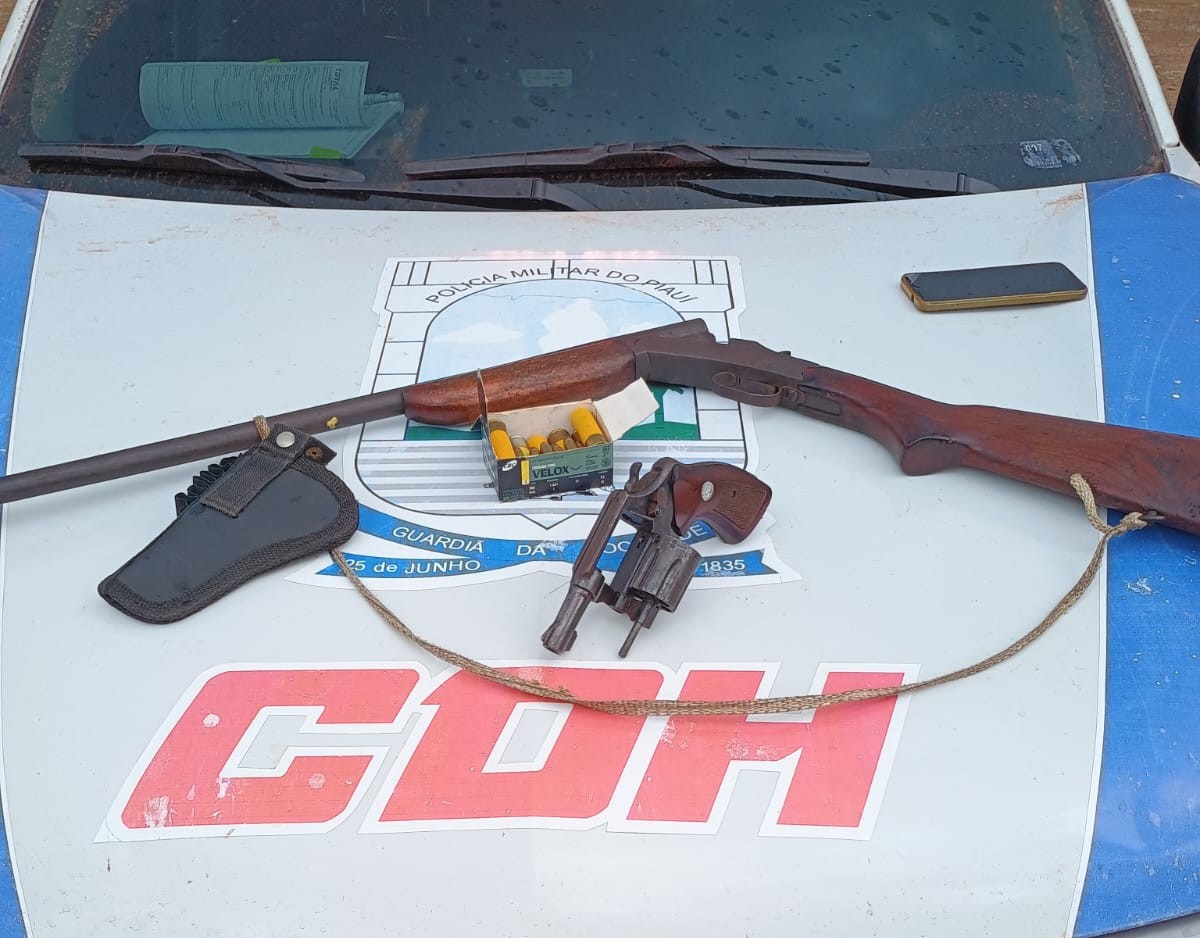 Armas e munições foram apreendidas