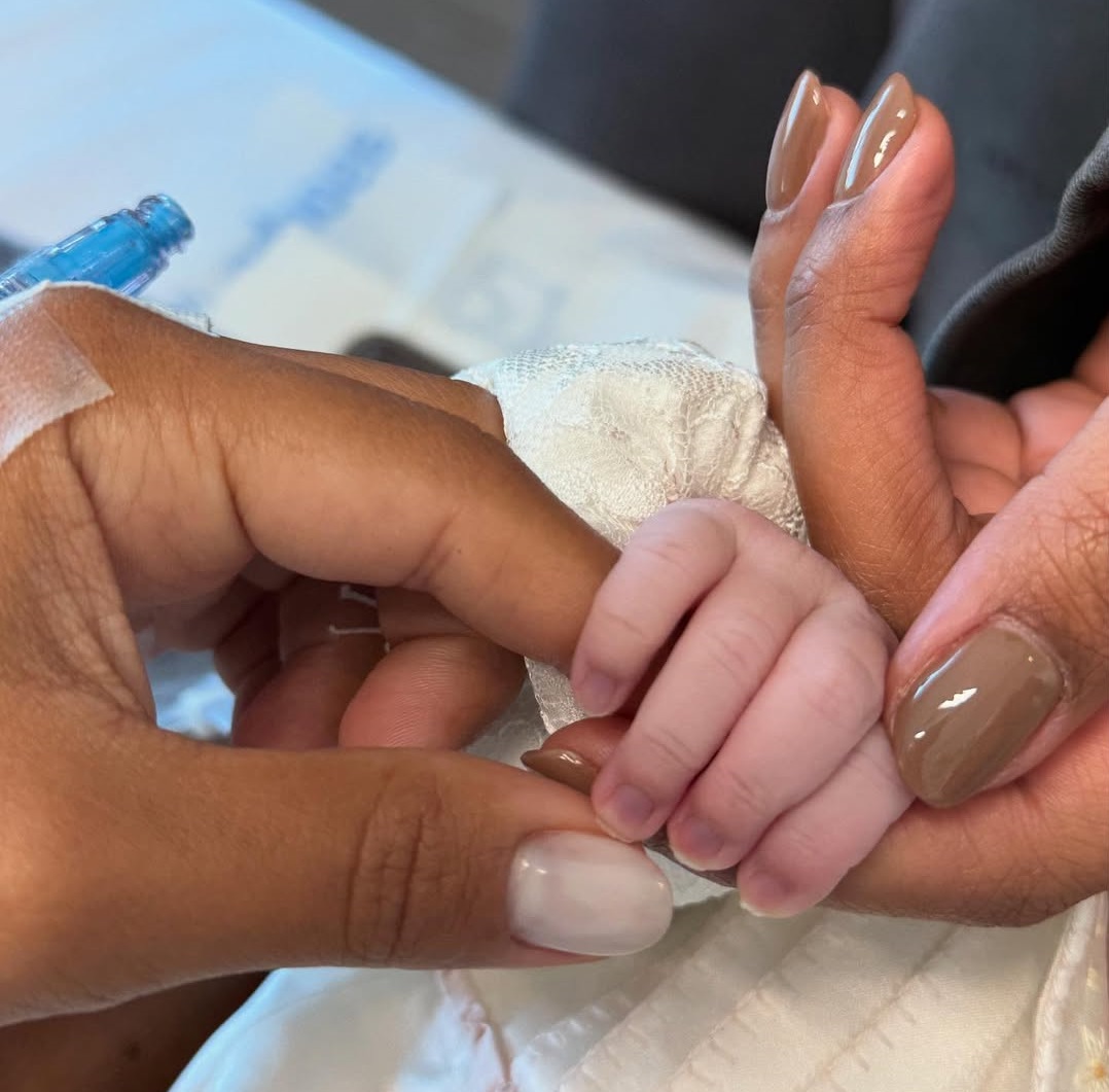 Nasce Zuri, filha de Ludmilla e Brunna Gonçalves